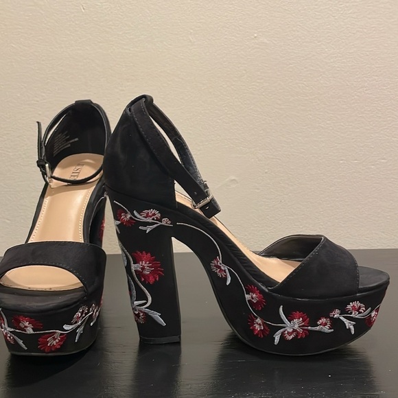 JustFab Lawren High Heel Sandals. Size 8. Chunky heel. Floral design. - Picture 7 of 14